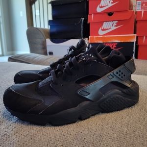 NIKE AIR HURACHE TRIPLE BLACK